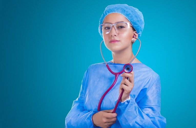 Czepki medyczne – modny element stroju czy konieczność?