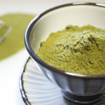 Zielona magia matchy: przepis na zdrowy proszek pełen składników odżywczych