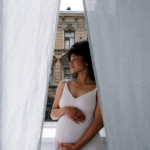 Zaskakujące podobieństwa: Dlaczego ból brzucha podczas okresu może przypominać objawy ciąży?