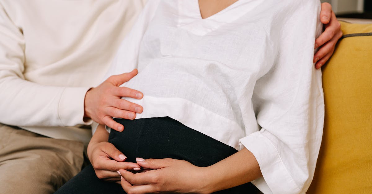 Rozwiązujemy wątpliwości: Czy na początku ciąży boli brzuch tak jak przy okresie?