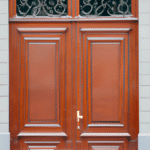 Jak wybrać wytrzymałe i stylowe drzwi wejściowe drewniane?