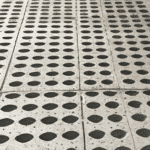 Czy płyty ażurowe betonowe są najlepszym rozwiązaniem do budowy trwałego estetycznego ogrodzenia?